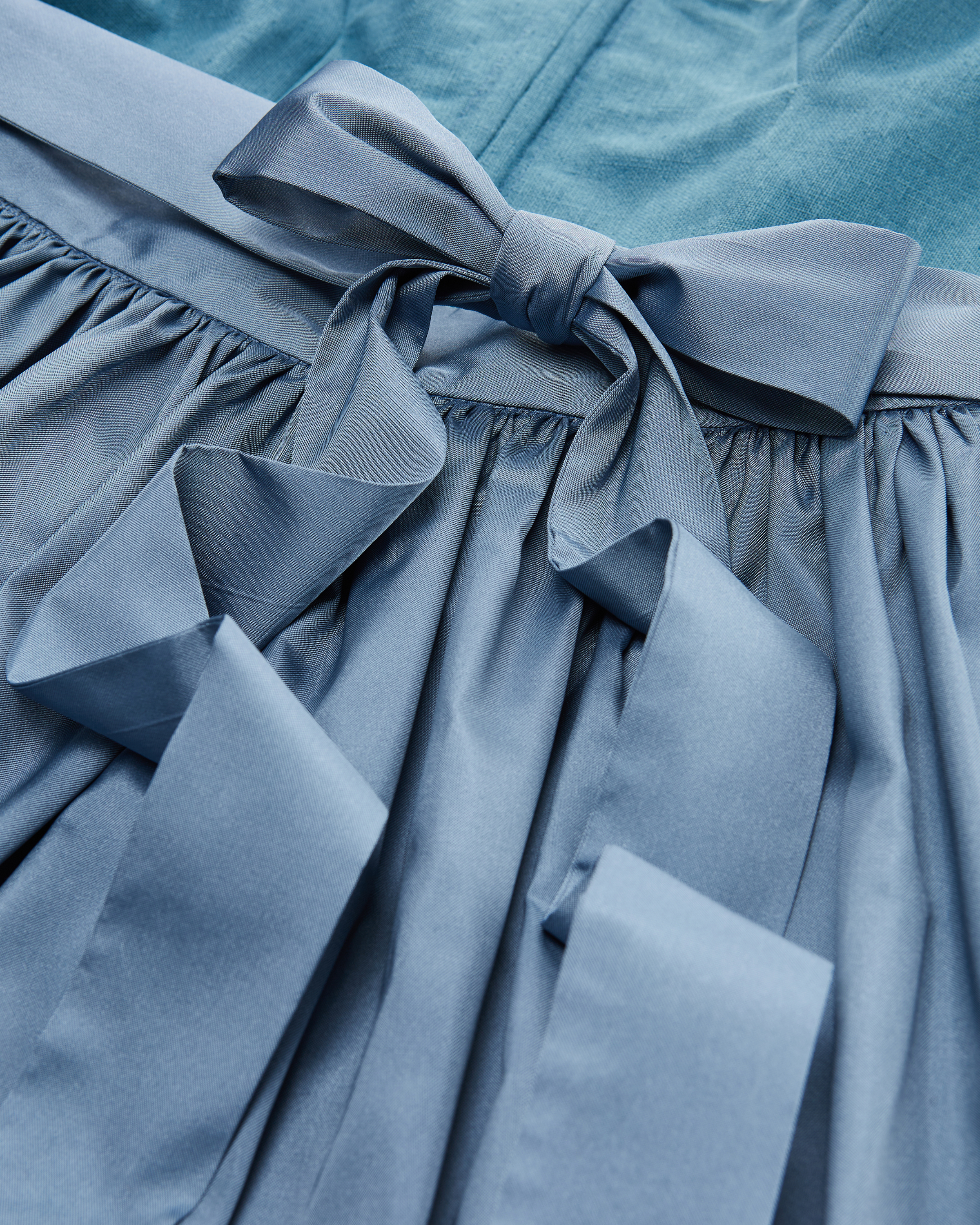 Midi-Dirndl mit Schürze