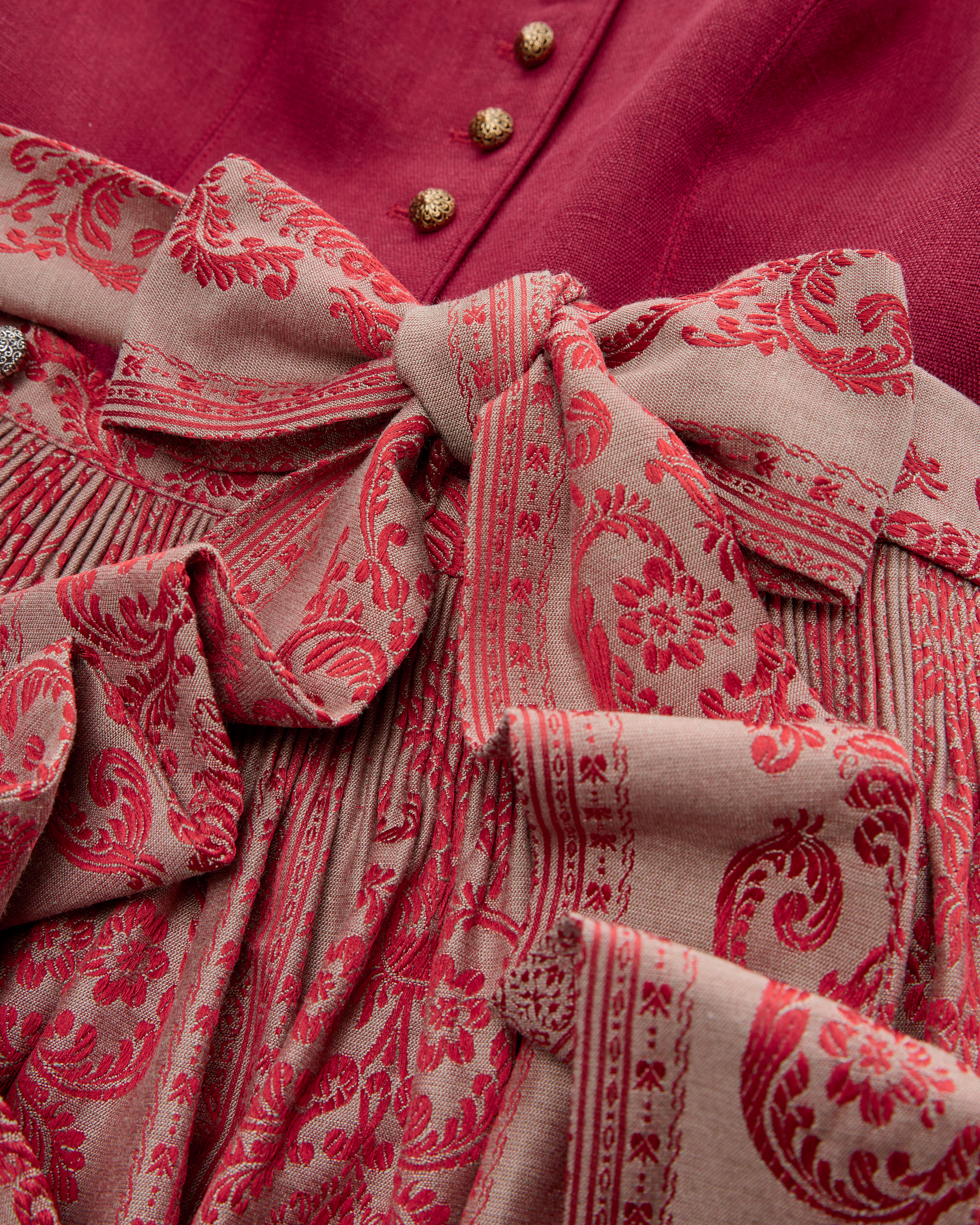 Margret Dirndl lang mit Schürze