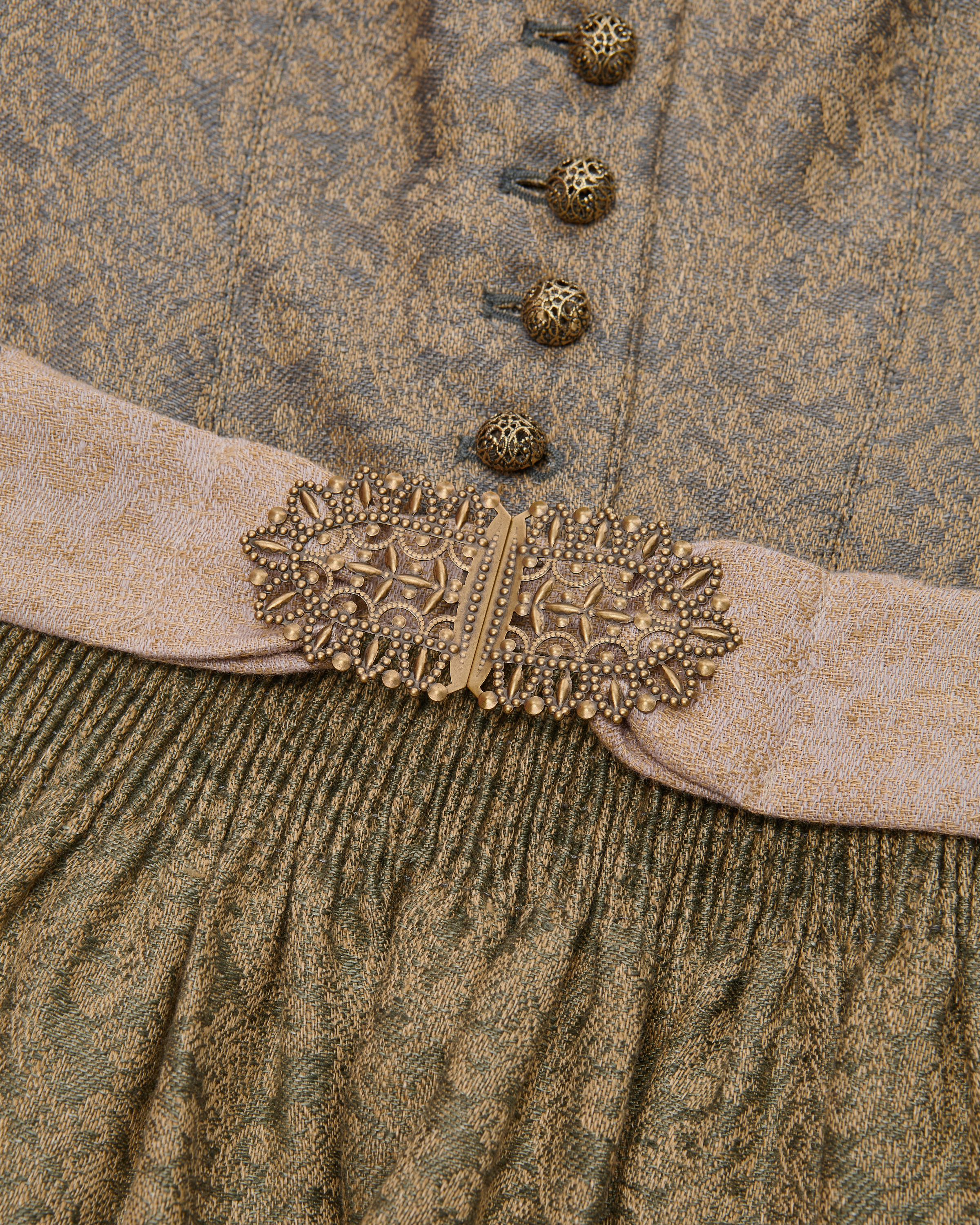Babette Leinendirndl lang mit Schürze 