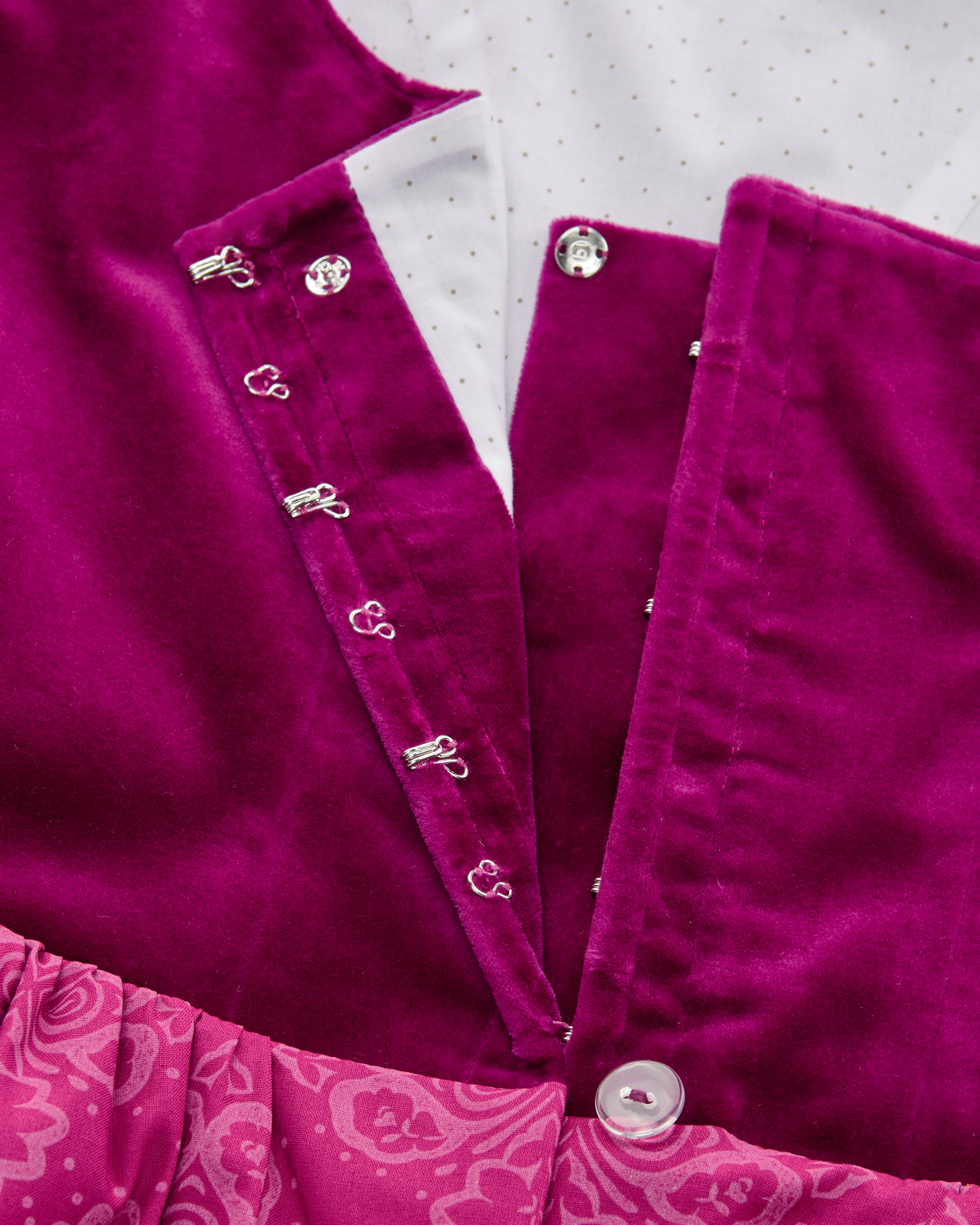 Midi-Wiesndirndl mit Schürze