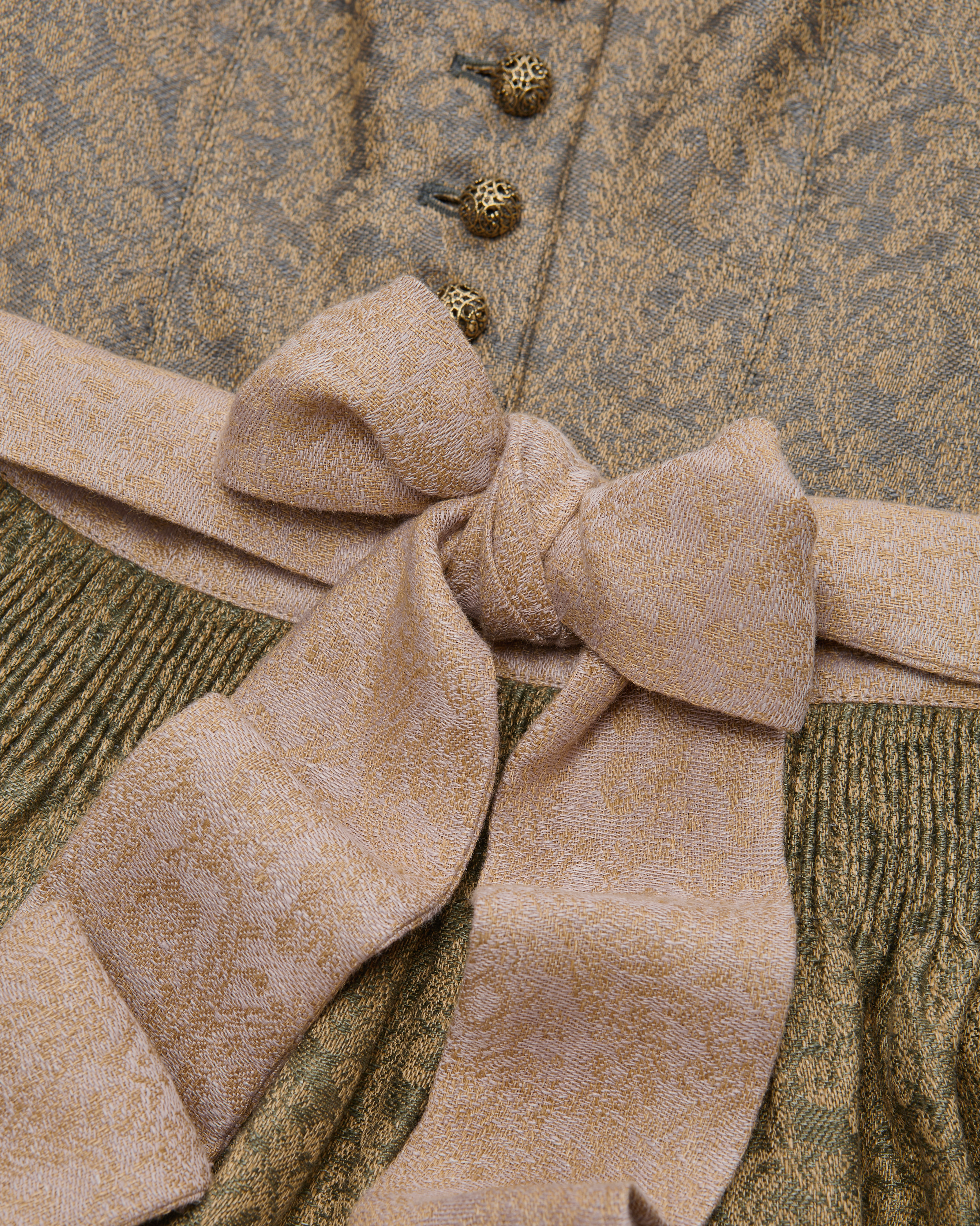 Babette Leinendirndl lang mit Schürze 